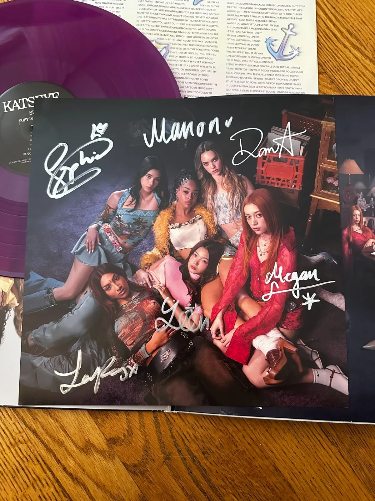 KATSEYE - SIS / SOFT IS STRONG - Purple Vinyl LP Signed RARE, изображение 2