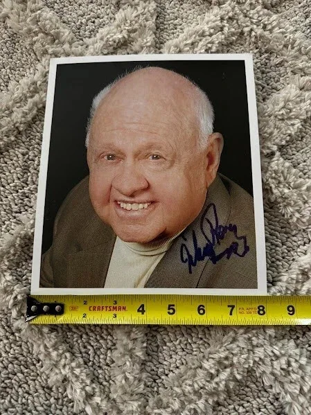 Mickey Rooney — Babes in Arms (Mickey Rooney) Signed Authentic Autograph Photo Size 8" x 10", изображение 3