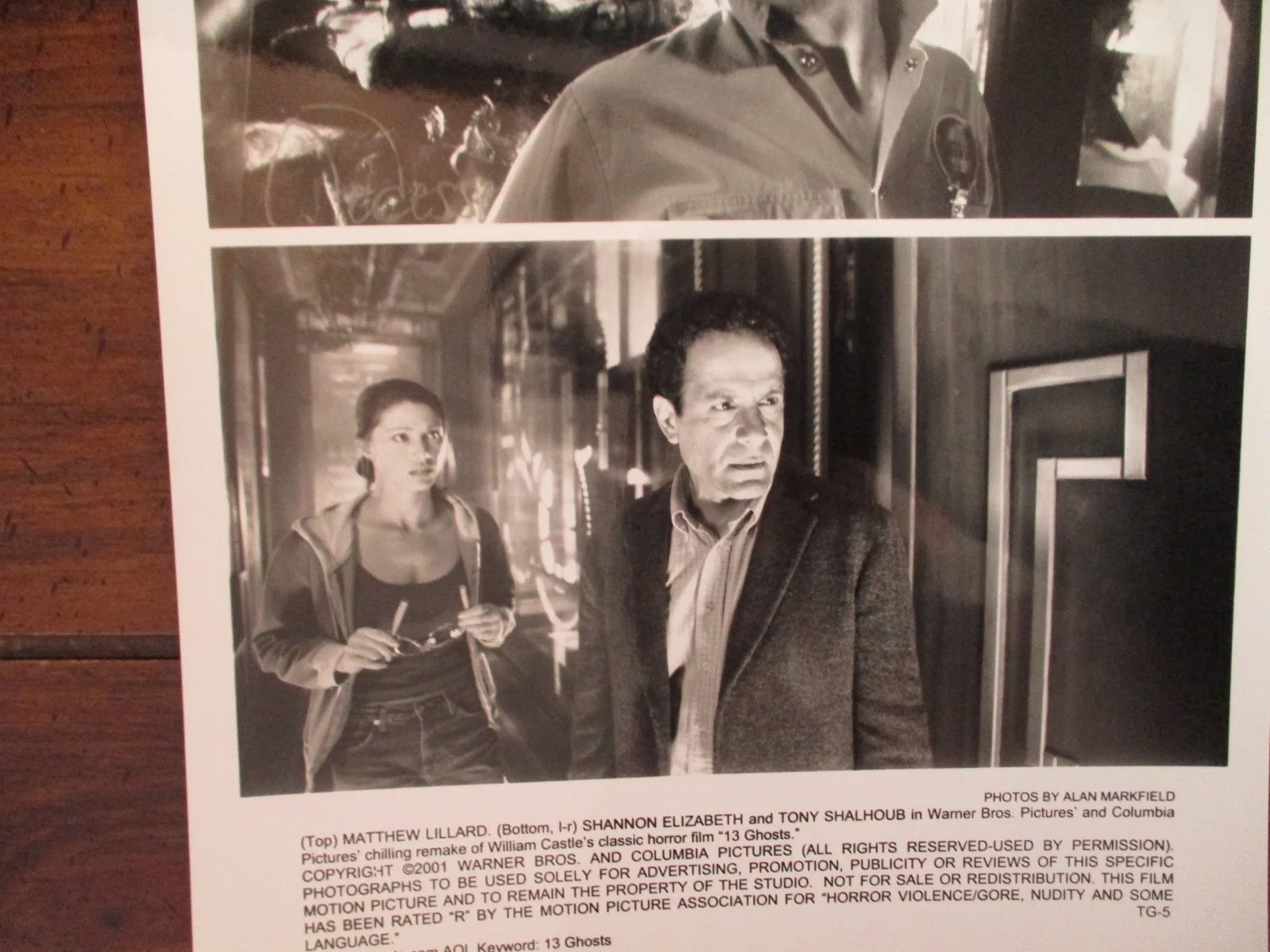 Tony Shalhoub/Shannon Elizabeth(13 GHOSTS)2001 8 x 10 Black/White Press Photo, изображение 2
