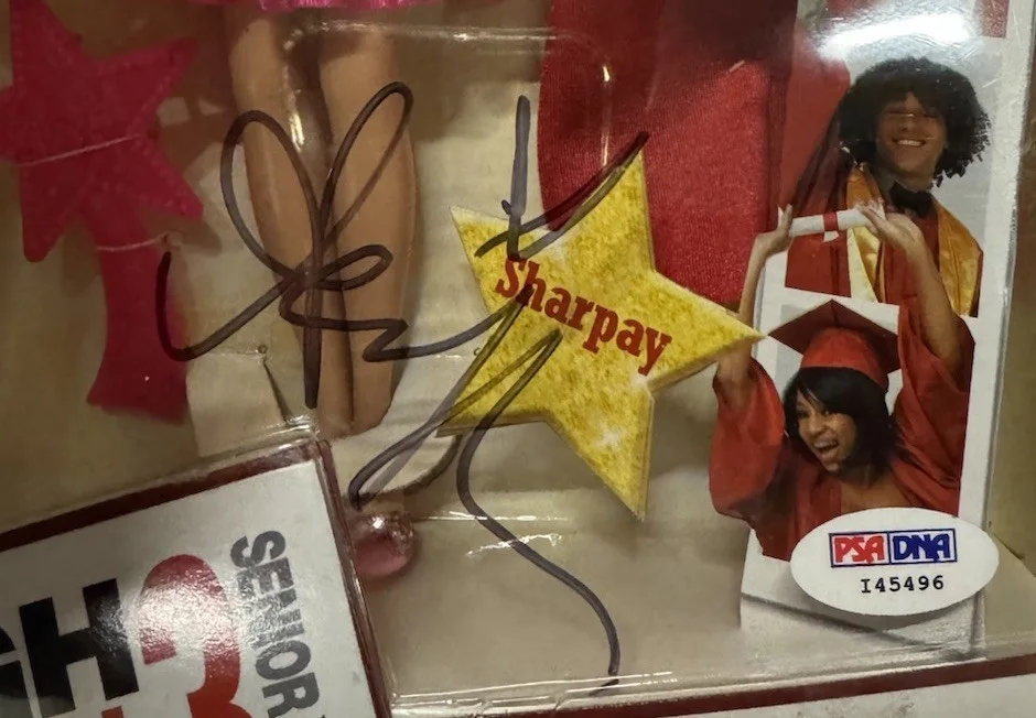 Ashley Tisdale — Ashley Tisdale Signed Disney (High School Musical 3) Graduation Doll PSA/DNA, изображение 2