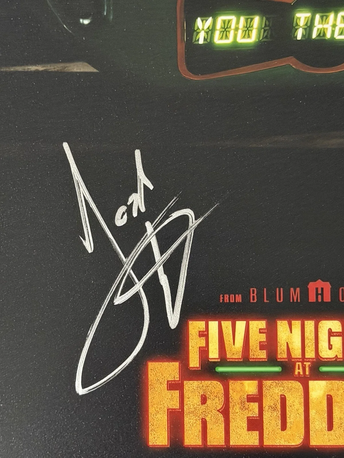 Josh Hutcherson — JOSH HUTCHERSON SIGNED FIVE NIGHTS AT FREDDYS 11x14 PHOTO BECKETT BV18505, изображение 2