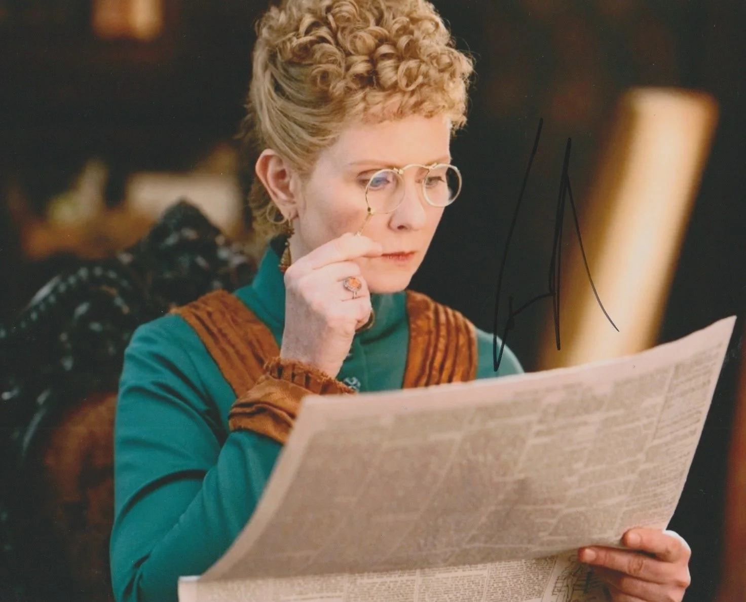 Cynthia Nixon — Cynthia Nixon signed The Gilded Age 8x10 photo