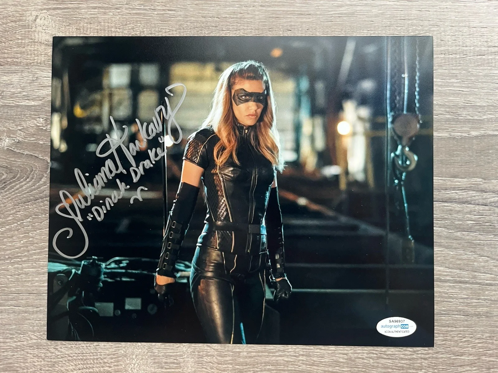 Juliana Harkavy — Juliana Harkavy Signed Black Canary 8x10 Photo ACOA Arrow DC Dinah Drake, изображение 2