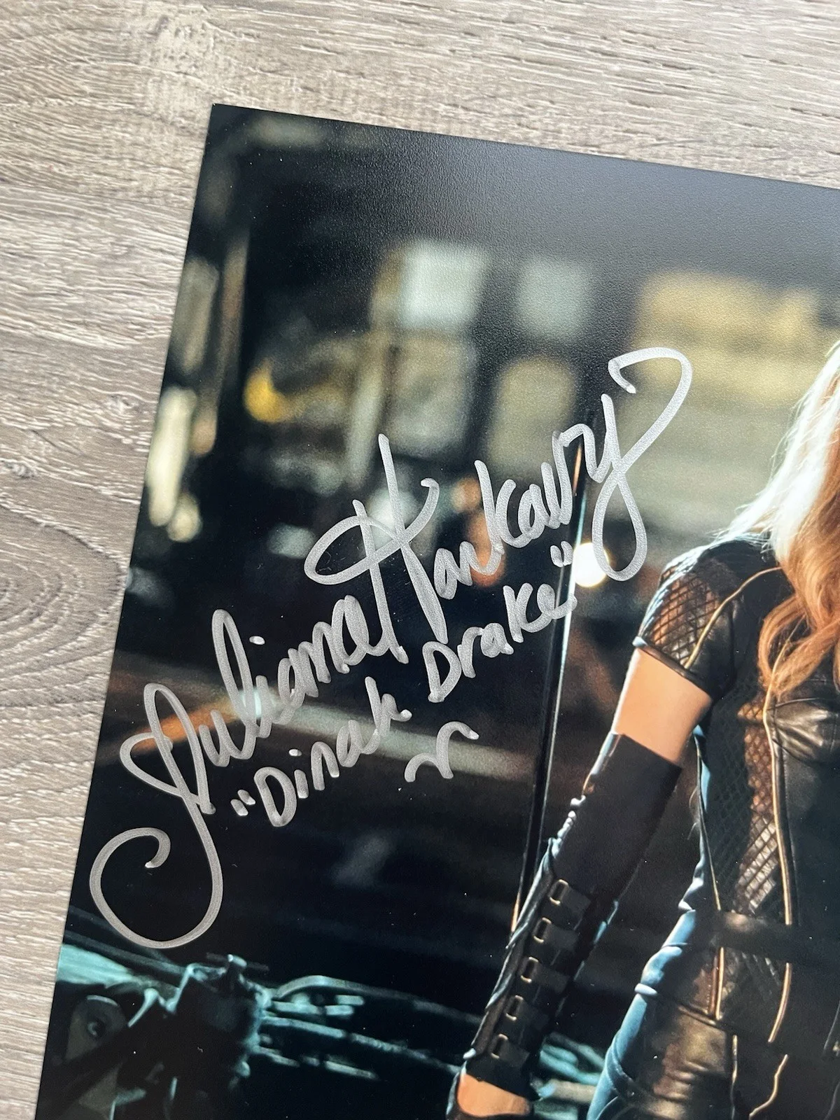 Juliana Harkavy — Juliana Harkavy Signed Black Canary 8x10 Photo ACOA Arrow DC Dinah Drake, изображение 4