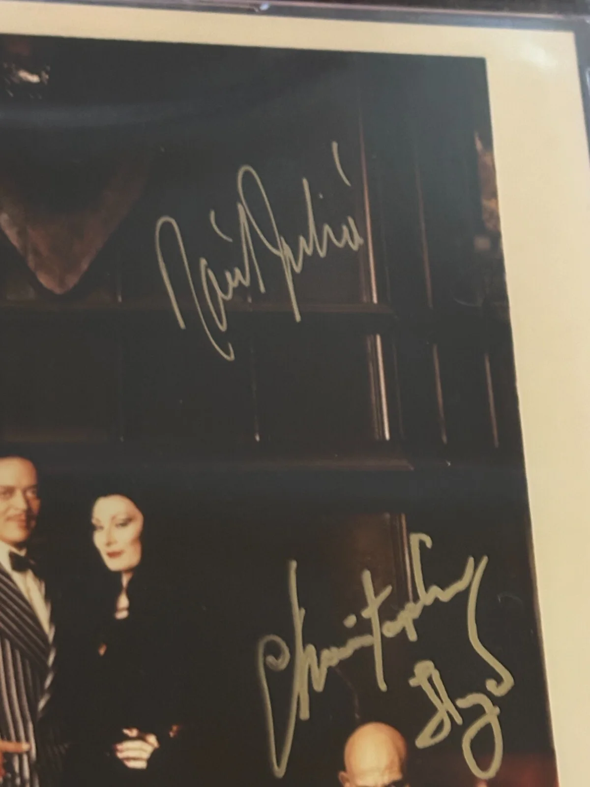 RAUL JULIA — RAUL JULIA, C. LLOYD & C. RICCI Signed ADDAMS FAMILY 8X10 PHOTO Beckett AUTO 10, изображение 3