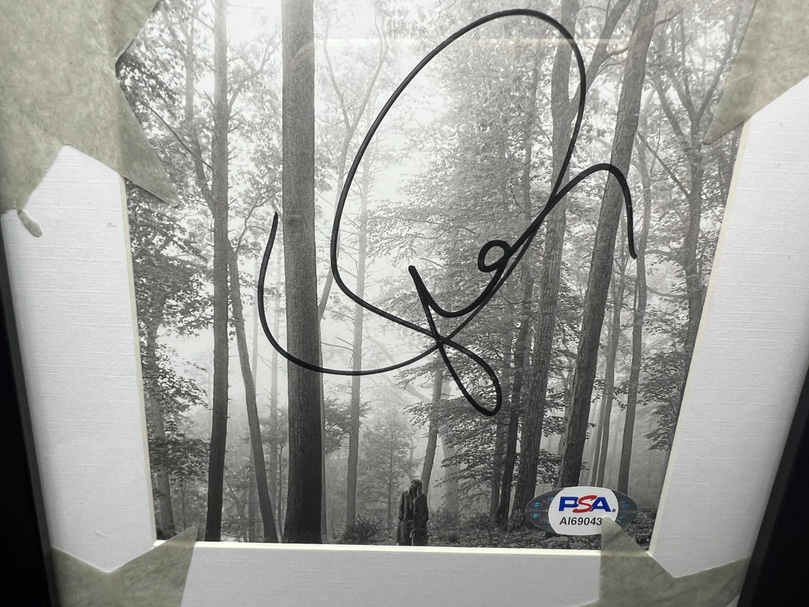 Taylor Swift Signed Folklore CD Album Framed w/ Eras Tour Confetti PSA/DNA, изображение 2