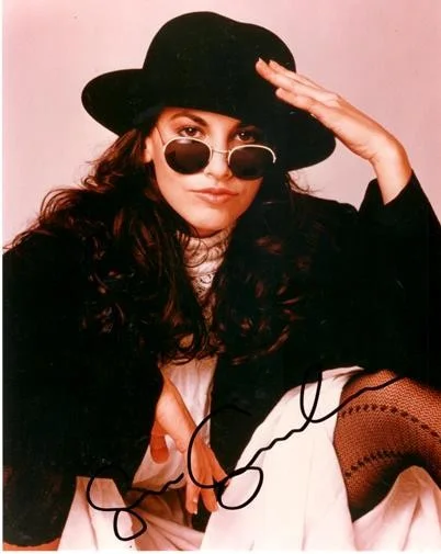 GINA GERSHON — VINTAGE - SNOOPS-BOUND-SHOWGIRLS GINA GERSHON AUTOGRAPH COLOR PRESS PHOTO + COA