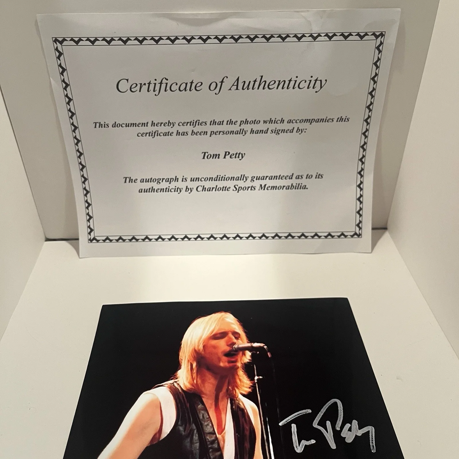 Tom Petty Autographed Photo Playing Live COA 8”x 10,1/2”, изображение 2