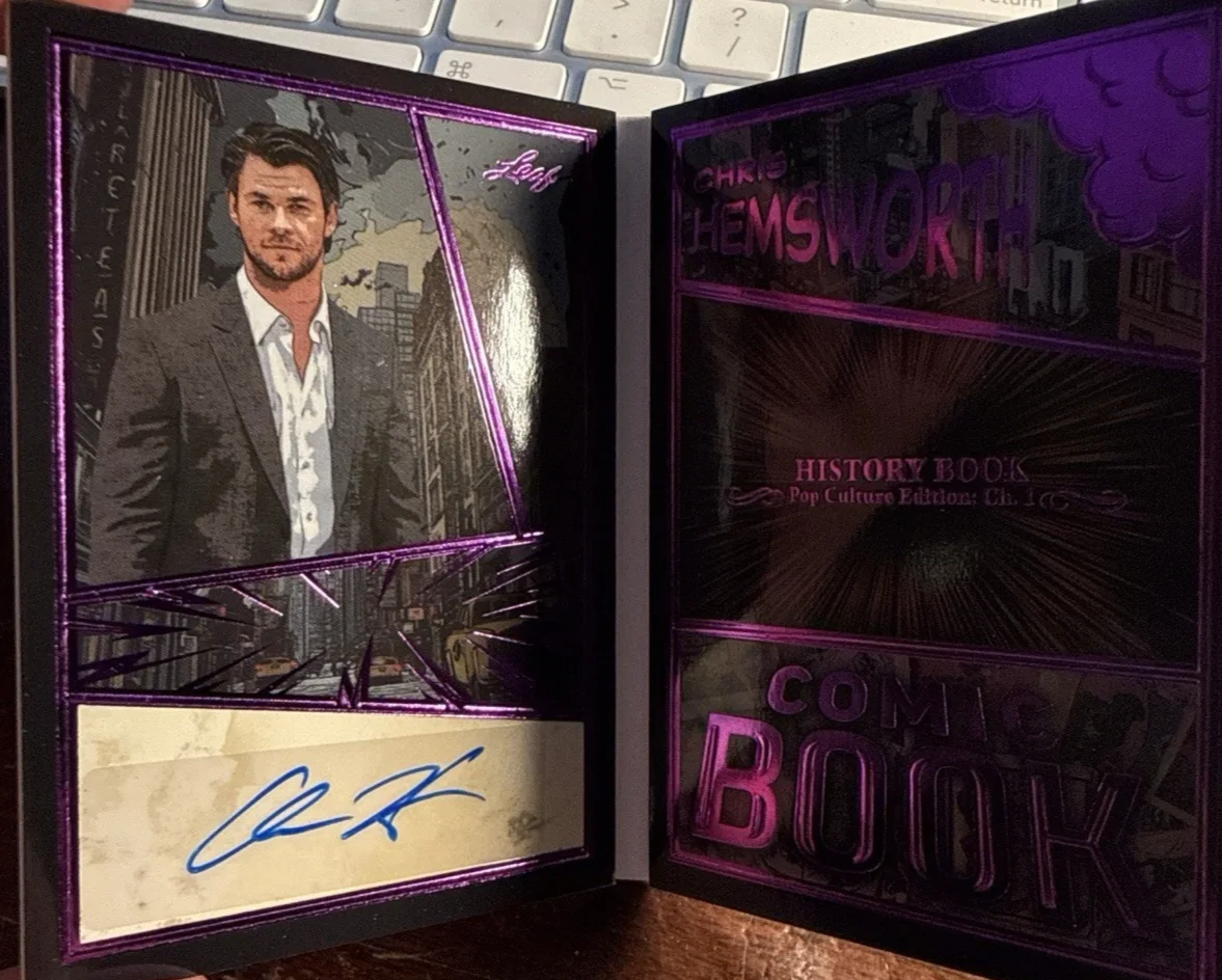 Chris Hemsworth — Chris Hemsworth SIGNED Booklet 2/7 Leaf History Book Comic Book Auto RARE Thor, image 2