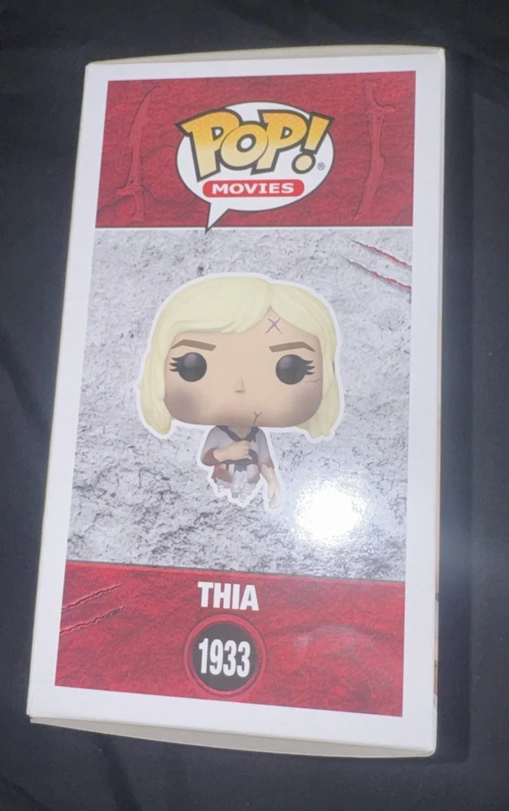 Elle Fanning — Elle Fanning signed Thia funko Predator Badlands poster photo, image 4
