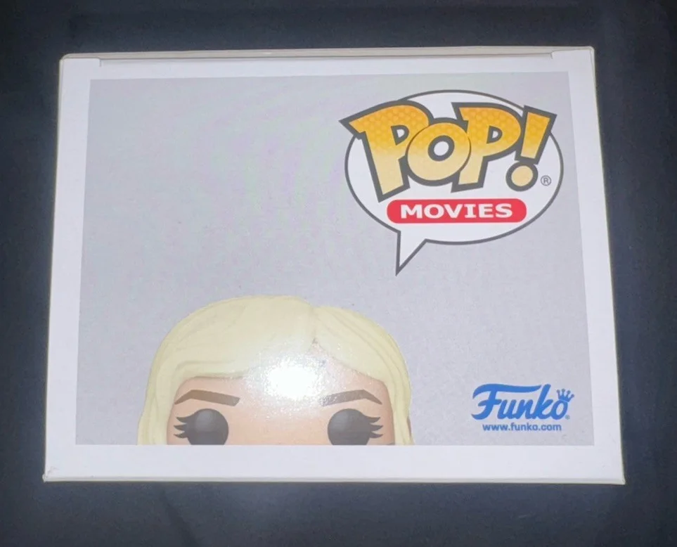 Elle Fanning — Elle Fanning signed Thia funko Predator Badlands poster photo, image 5