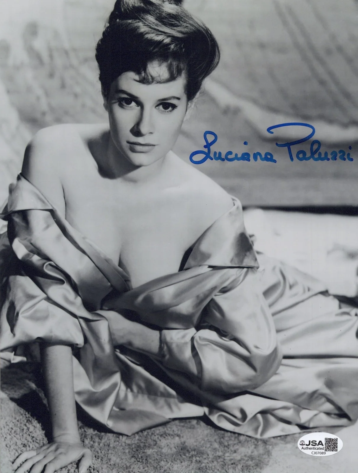 Luciana Paluzzi — LUCIANA PALUZZI Signed BOND GIRL 8x10 Photo THUNDERBALL Autograph JSA COA Cert