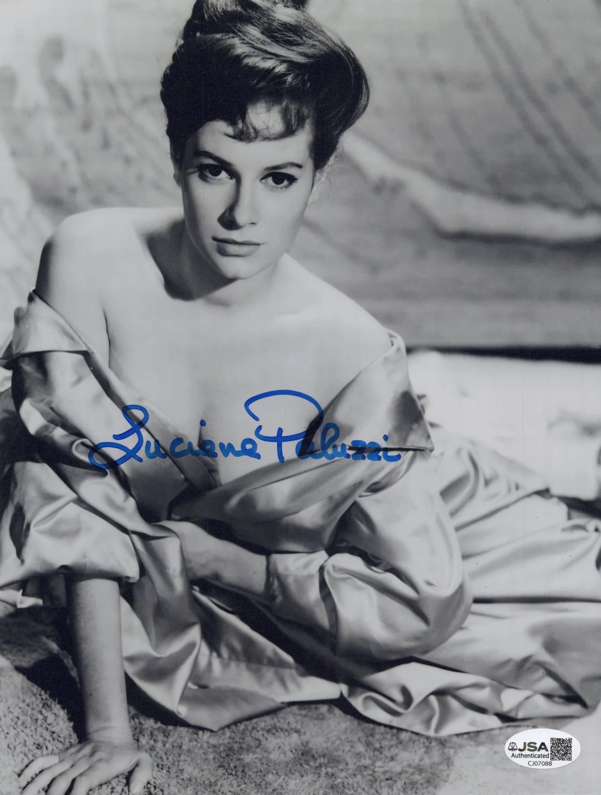 Luciana Paluzzi — LUCIANA PALUZZI Signed BOND GIRL 8x10 Photo THUNDERBALL Autograph JSA COA Cert