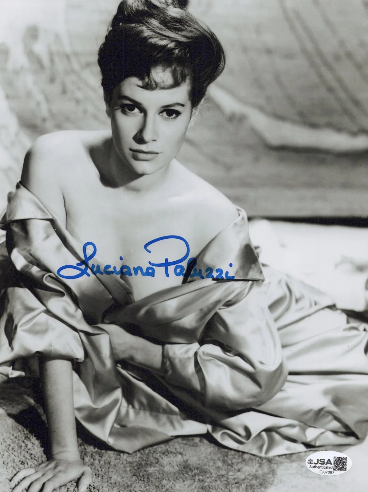 Luciana Paluzzi — LUCIANA PALUZZI Signed BOND GIRL 8x10 Photo THUNDERBALL Autograph JSA COA Cert