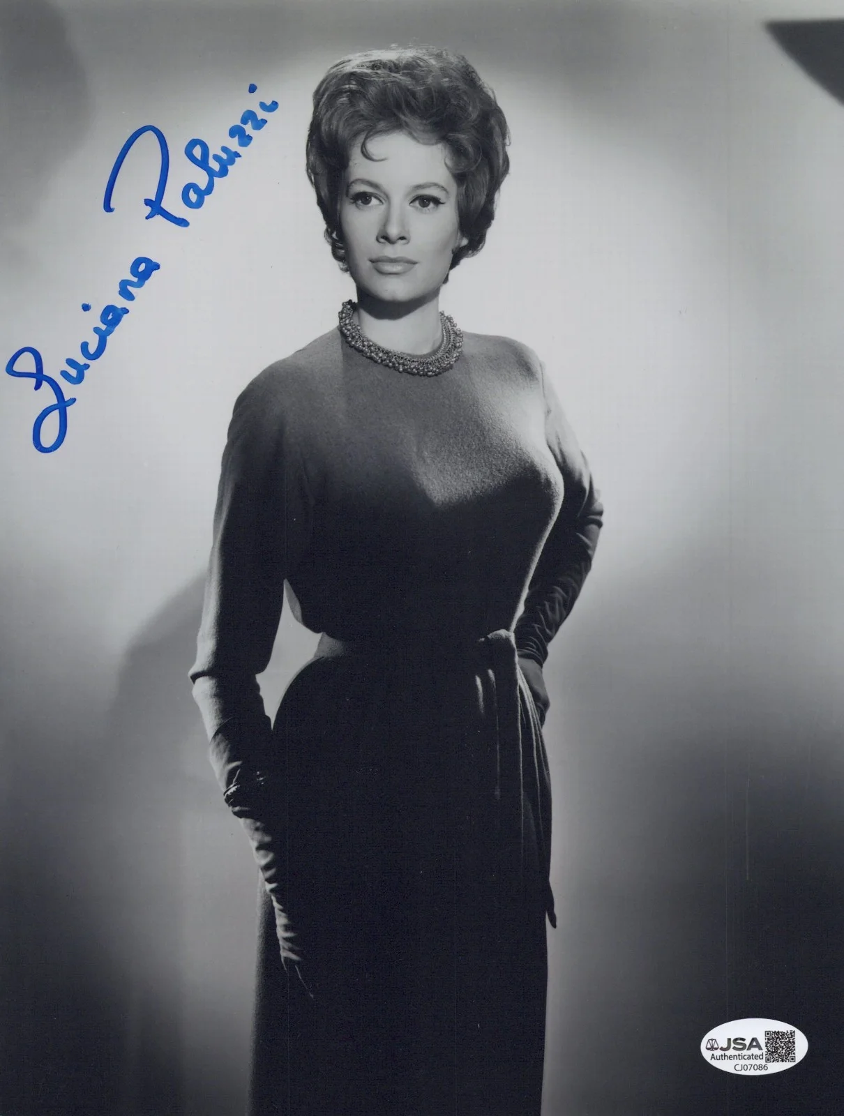 Luciana Paluzzi — LUCIANA PALUZZI Signed BOND GIRL 8x10 Photo THUNDERBALL Autograph JSA COA Cert