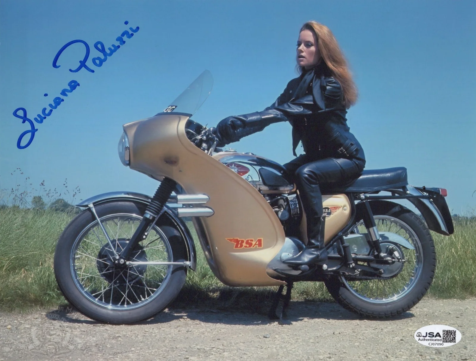 Luciana Paluzzi — LUCIANA PALUZZI Signed BOND GIRL 8x10 Photo THUNDERBALL Autograph JSA COA Cert