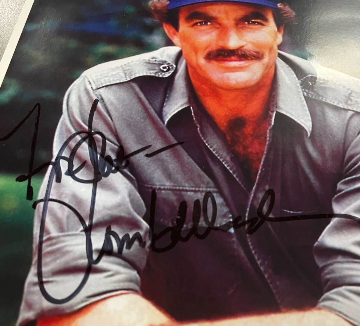 Tom Selleck — Tom Selleck Signed Autograph Signature 8.5x11 Color Photograph Magnum P.I., изображение 2