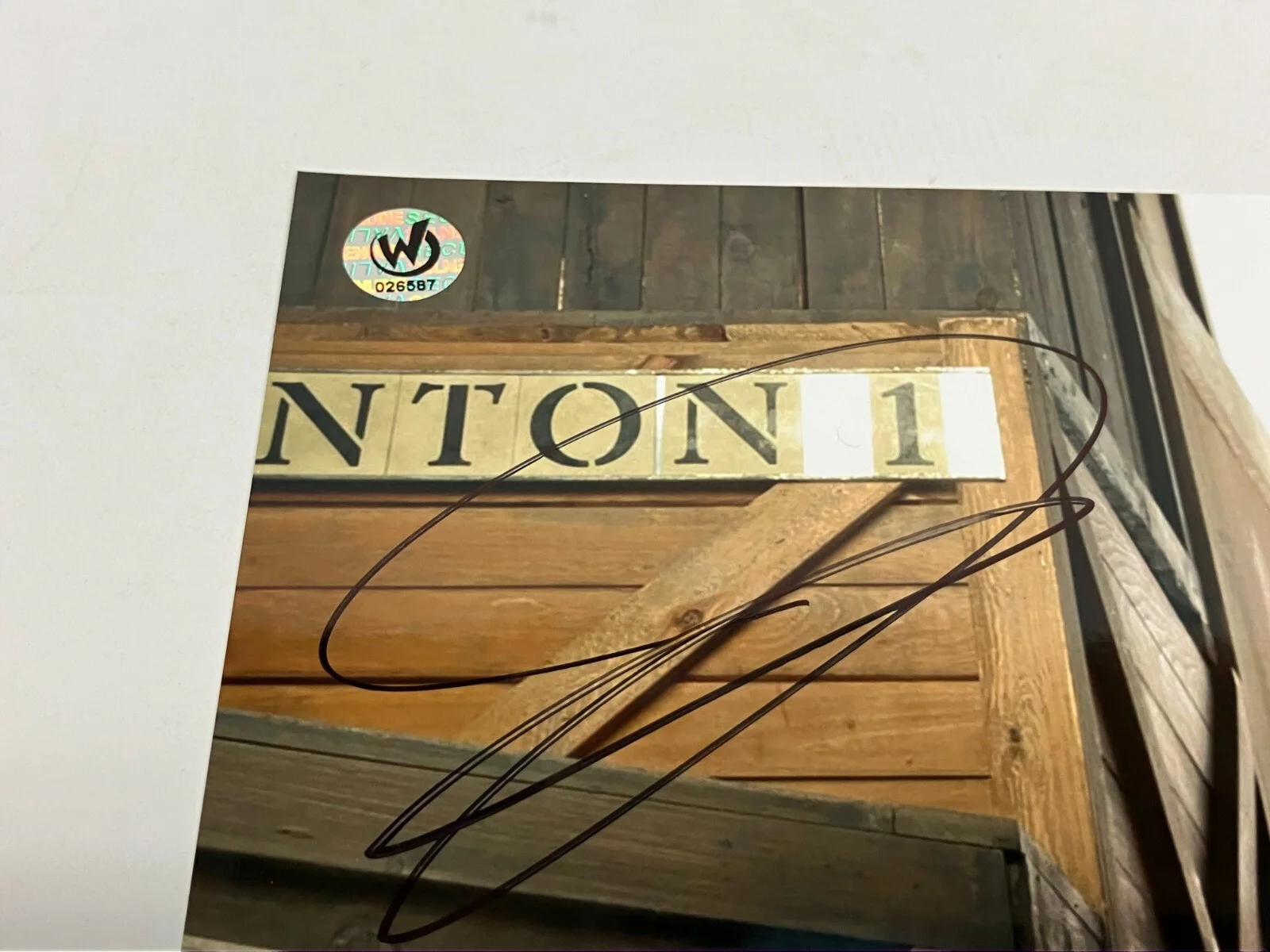Joanne Kelly — Joanne Kelly Autographed Signed 8 x 10 WAREHOUSE 13 Photo with Wizard World COA, изображение 2
