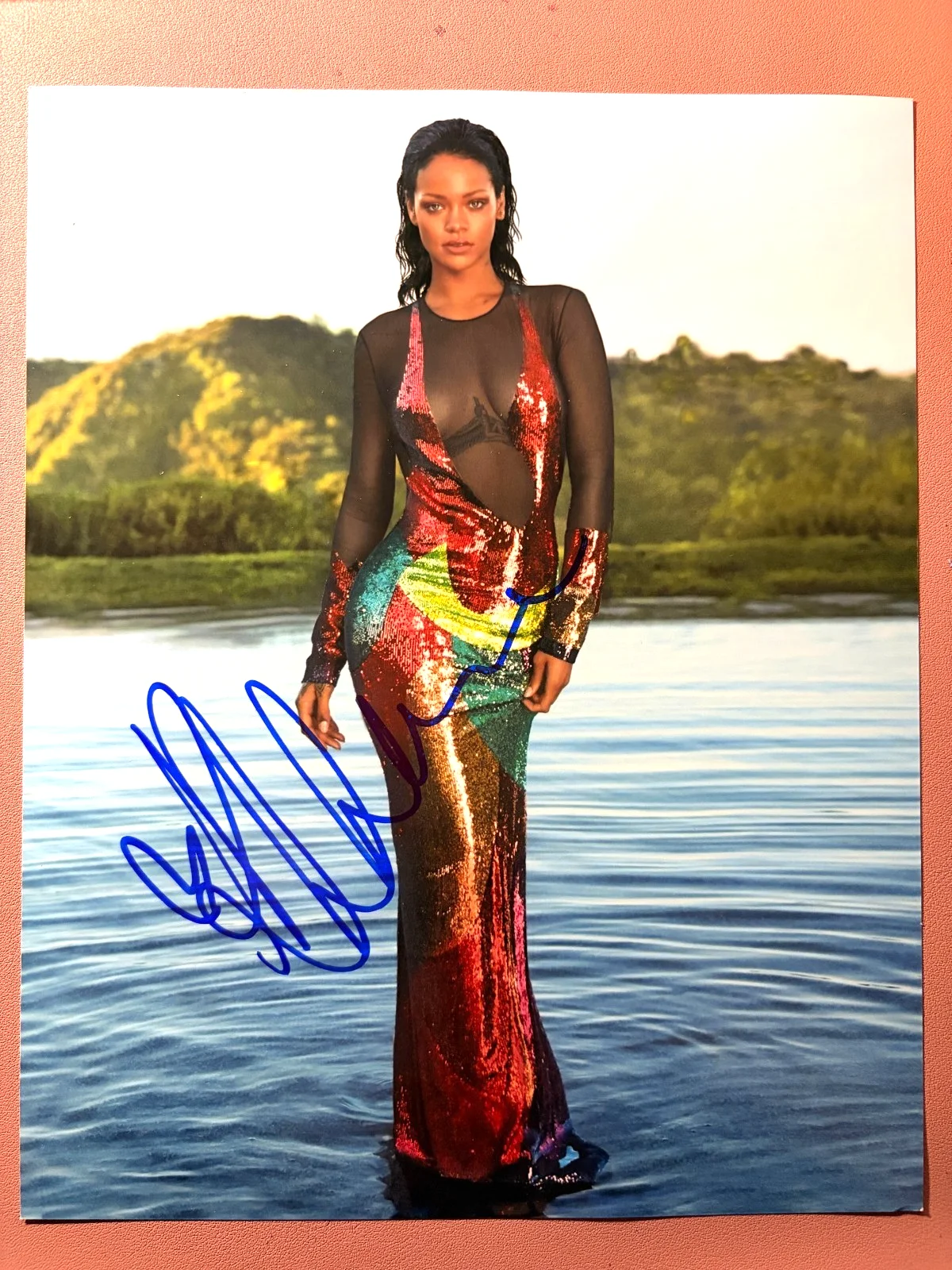 Rihanna — Rihanna Signed•Magazine Photo shoot:2022 May•8x10•Todd Mueller Autographs Cert, изображение 3