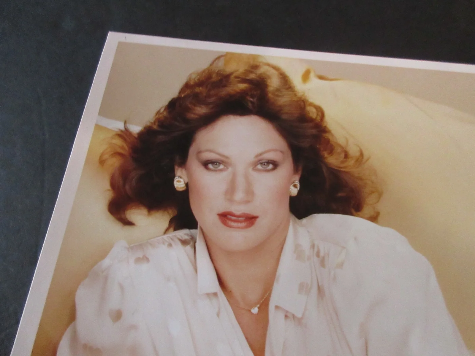 PAMELA HENSLEY — PAMELA HENSLEY - AUTOGRAPH 8X10 COLOR PHOTO COAa