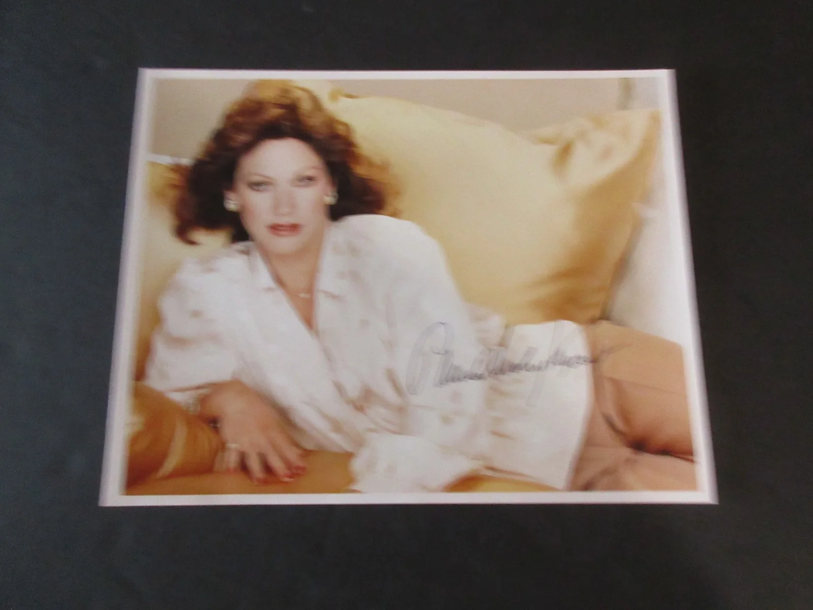 PAMELA HENSLEY — PAMELA HENSLEY - AUTOGRAPH 8X10 COLOR PHOTO COAa, image 4