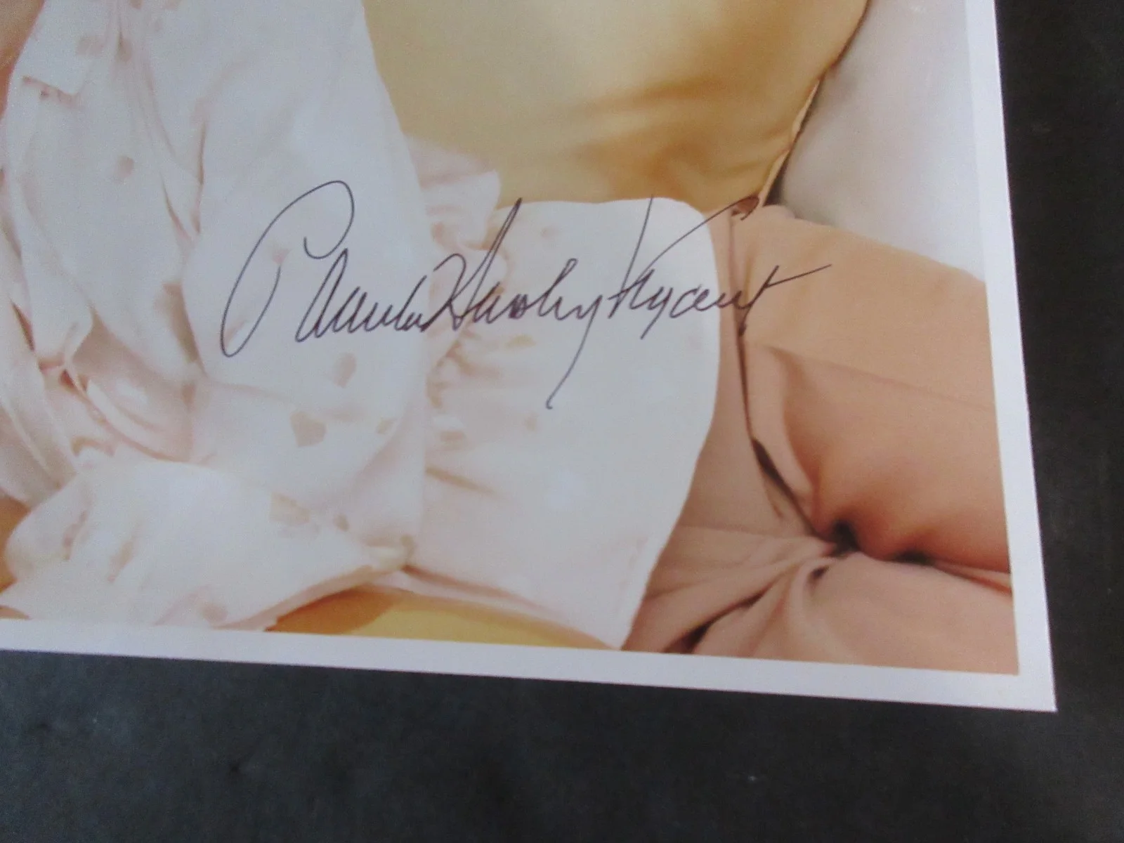 PAMELA HENSLEY — PAMELA HENSLEY - AUTOGRAPH 8X10 COLOR PHOTO COAa, image 5