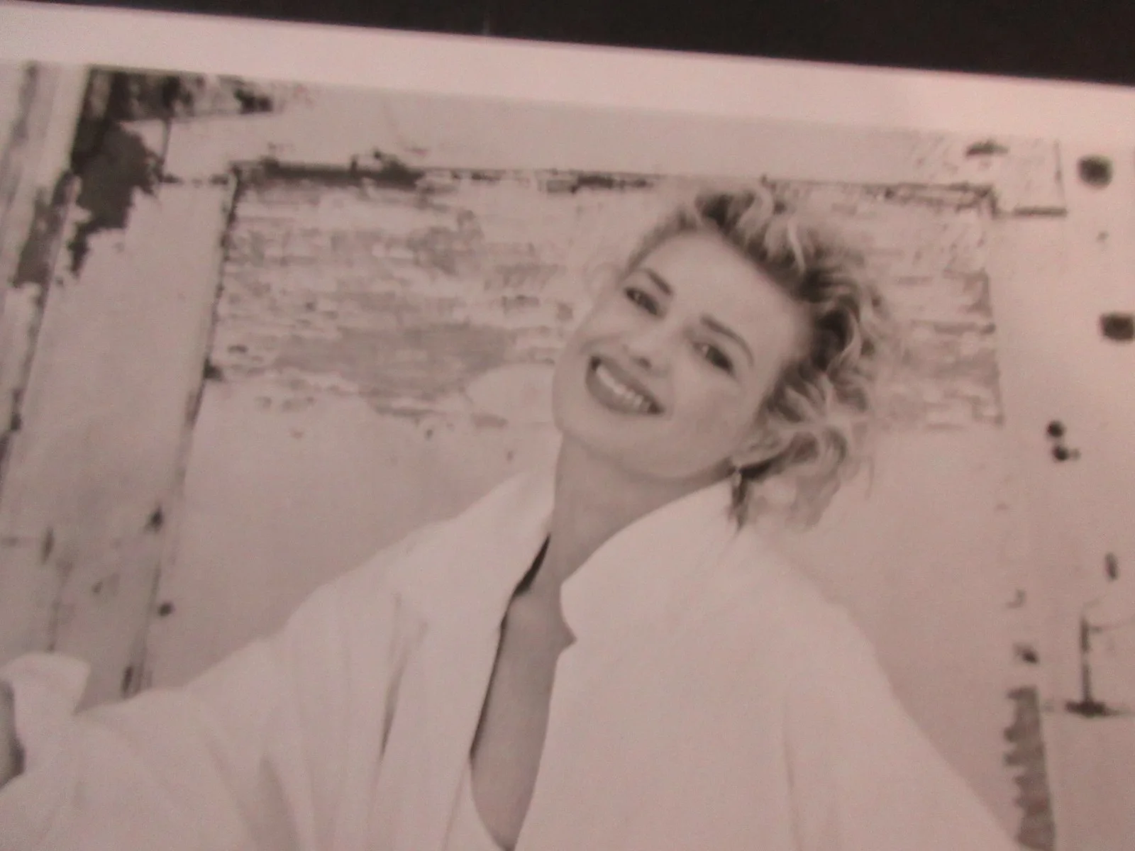 MELODY ANDERSON - AUTOGRAPH 8X10 B, W PHOTO COA — MELODY ANDERSON - AUTOGRAPH 8X10 B&W PHOTO COAa, image 4