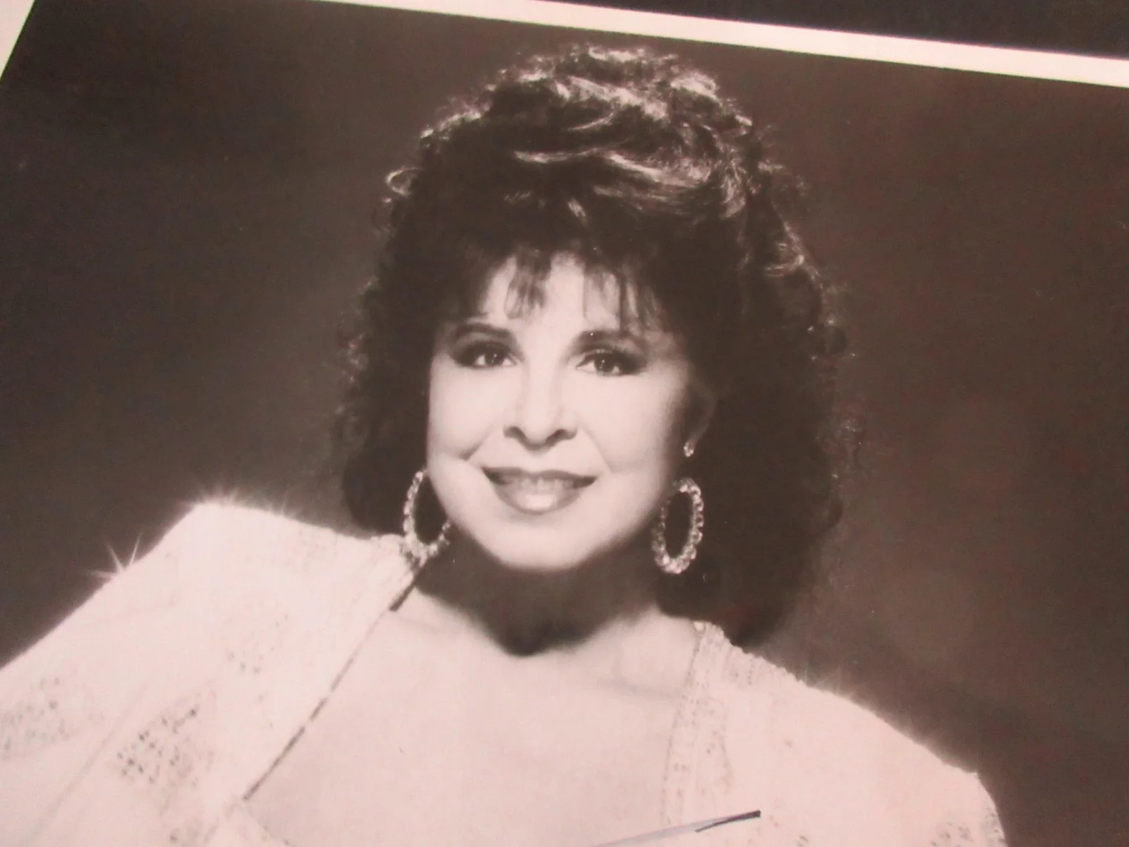 EYDIE GORME - AUTOGRAPH 8X10 B, W PHOTO COA — EYDIE GORME - AUTOGRAPH 8X10 B&W PHOTO COAa, изображение 4