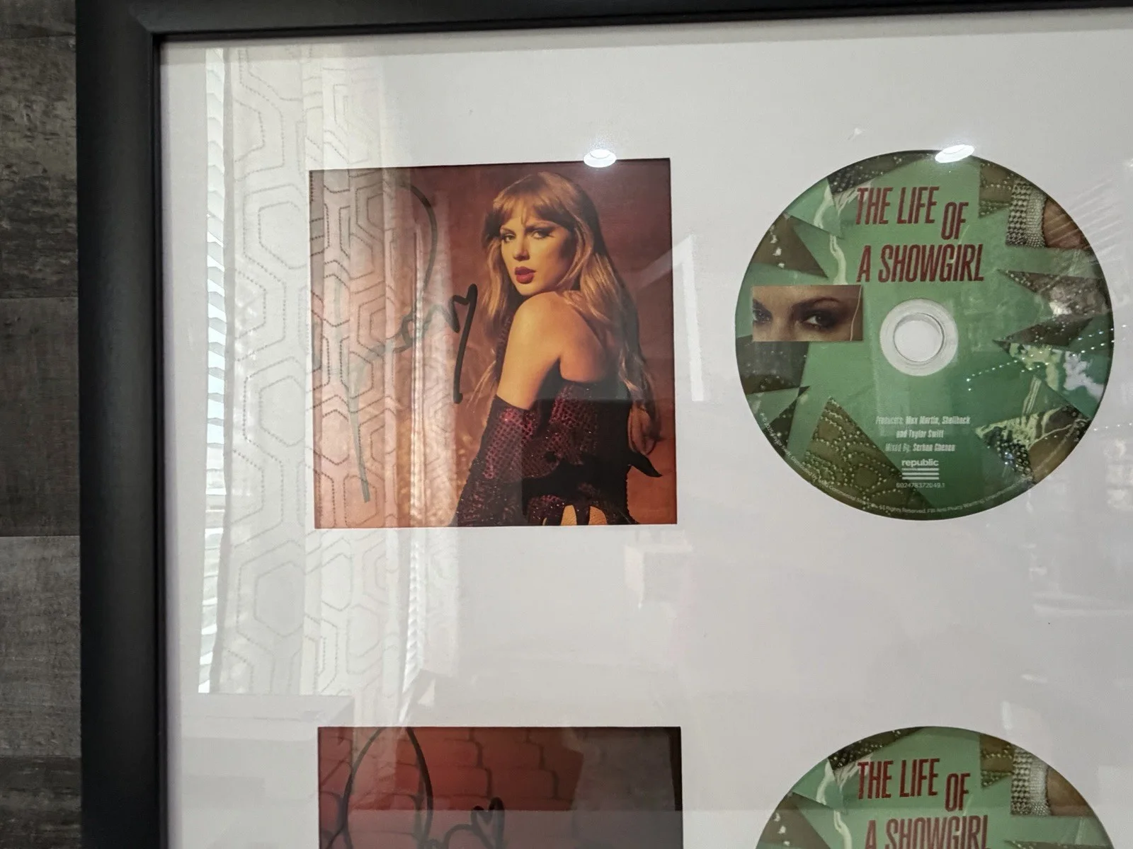 Taylor Swift The Life of a Showgirl CD Hand Signed Photo FRAMED COMPLETE SET, изображение 2