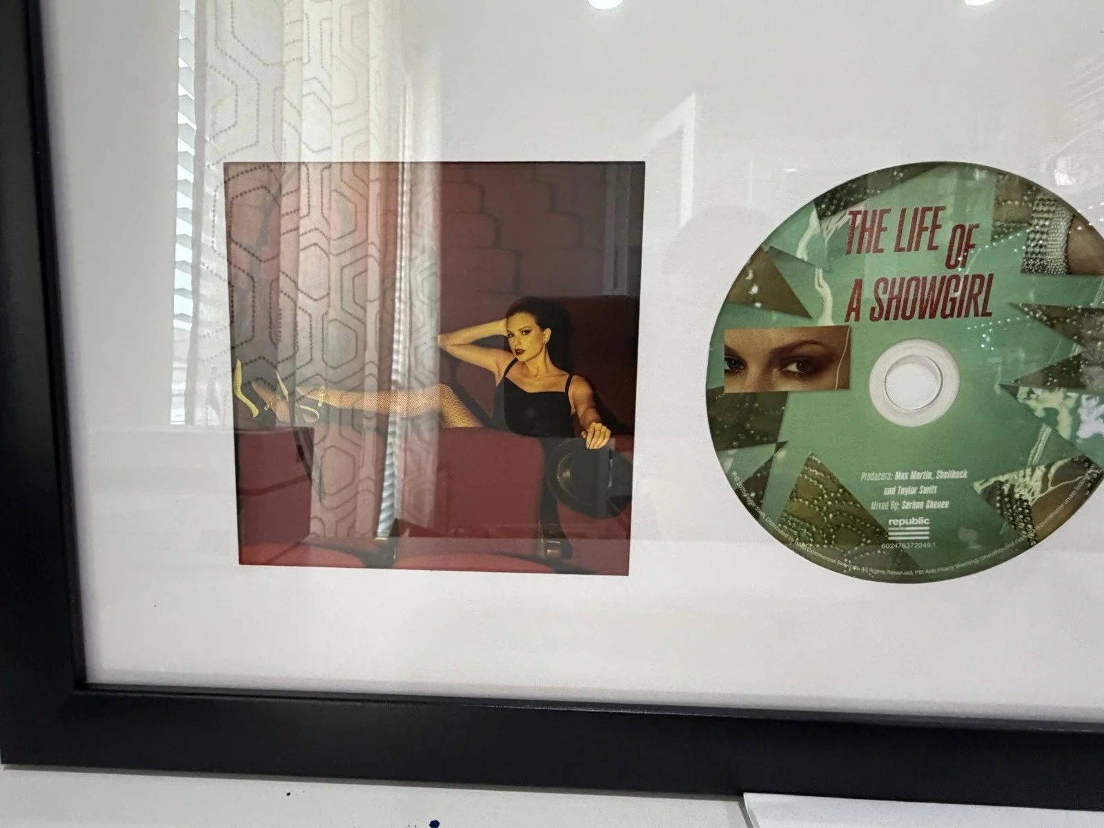 Taylor Swift The Life of a Showgirl CD Hand Signed Photo FRAMED COMPLETE SET, изображение 3