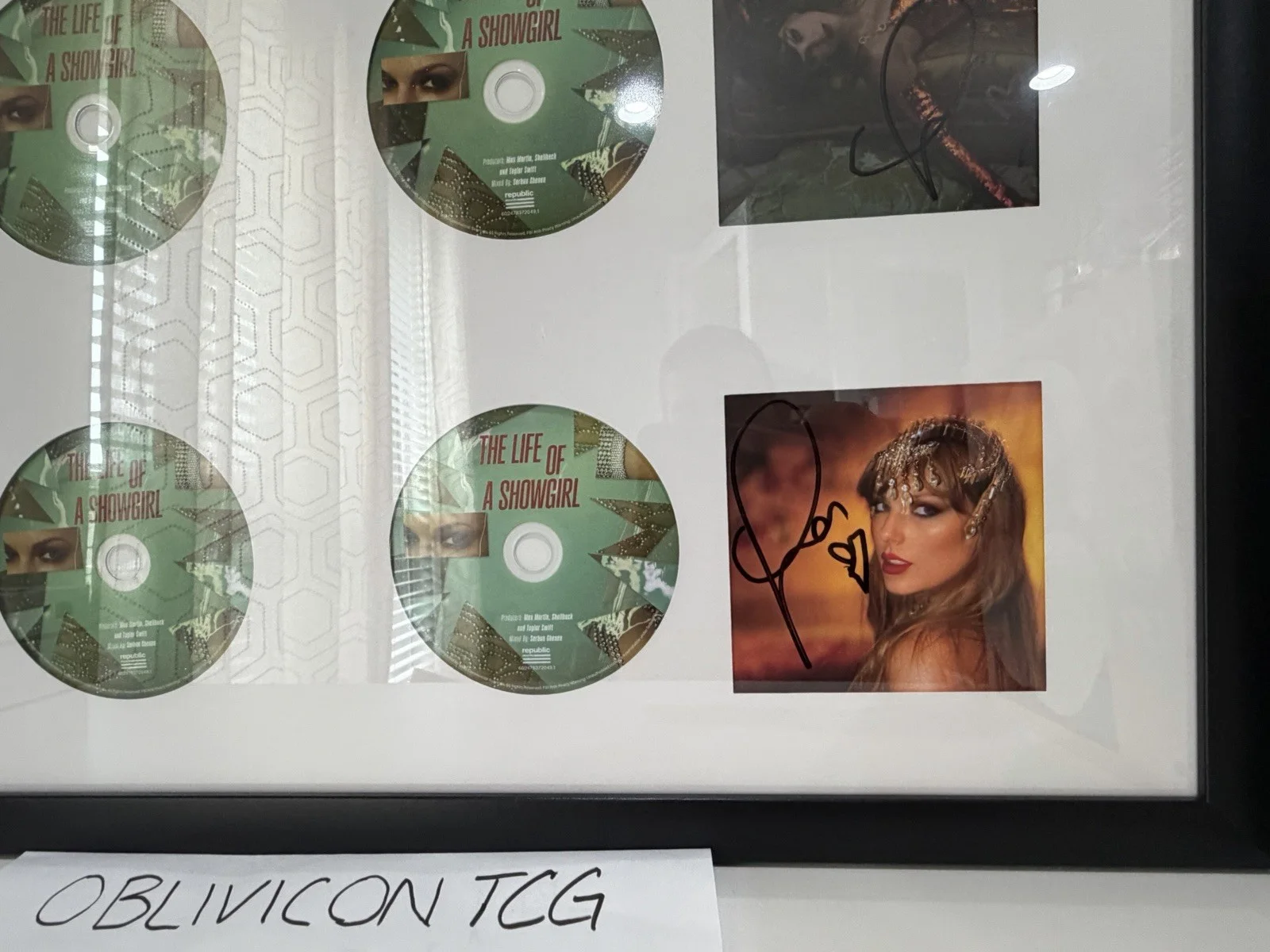 Taylor Swift The Life of a Showgirl CD Hand Signed Photo FRAMED COMPLETE SET, изображение 4