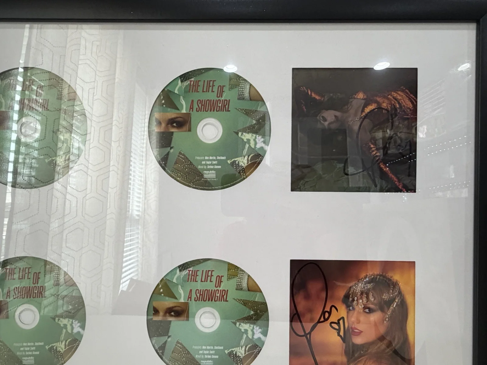 Taylor Swift The Life of a Showgirl CD Hand Signed Photo FRAMED COMPLETE SET, изображение 5