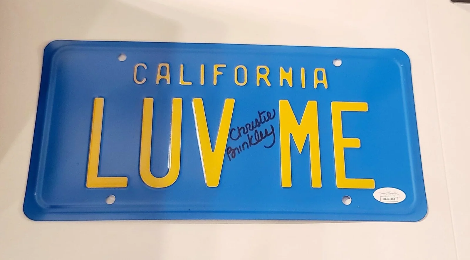Christie Brinkley — CHRISTIE BRINKLEY SIGNED NATIONAL LAMPOON’S VACATION “LUV ME” LICENSE PLATE JSA, image 2
