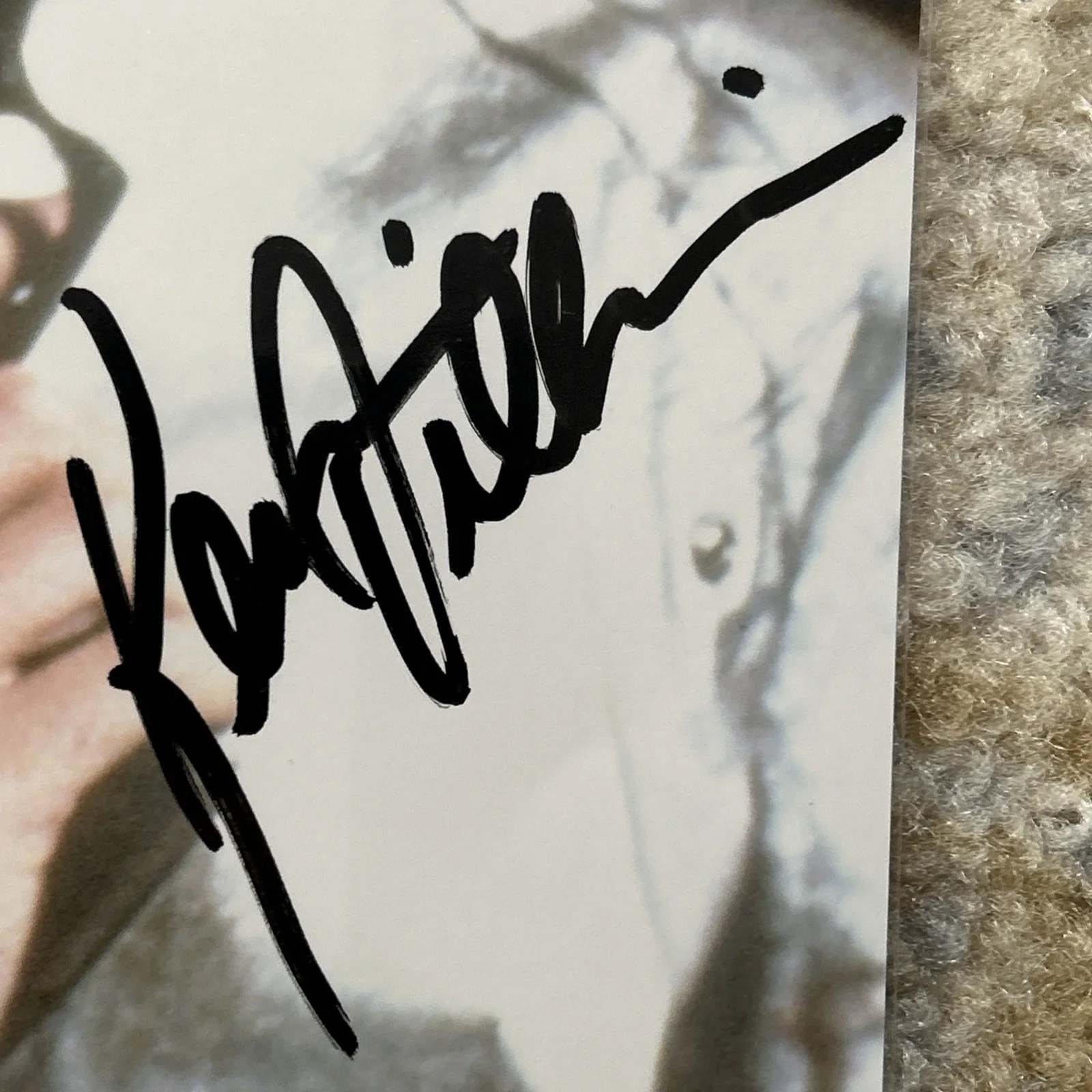 Kevin Dillon — Kevin Dillon Remote Control Signed 8x10 Color Photo JSA Authenticated, image 5