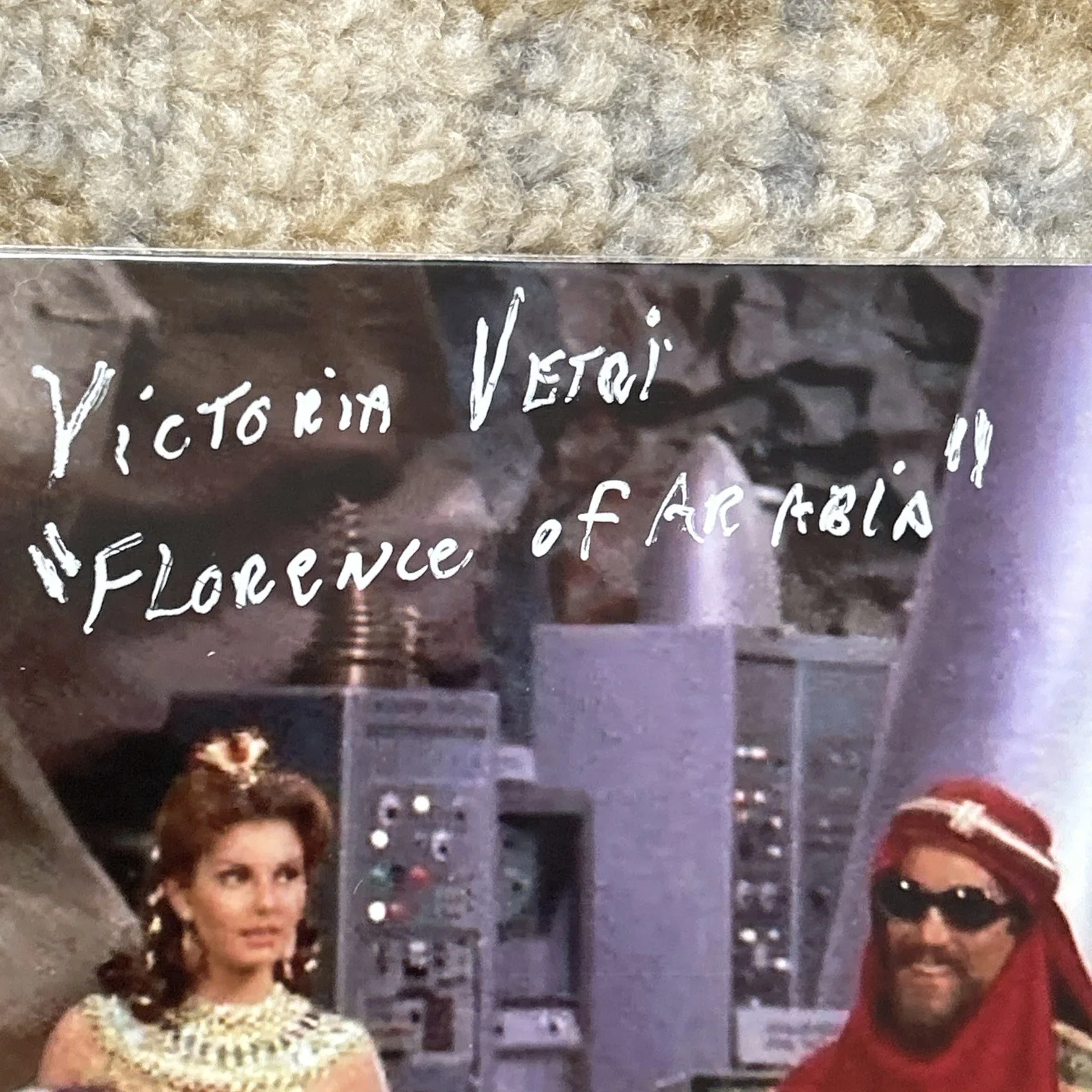Victoria Vetri — Victoria Vetri Angela Batman Florence of Arabia Signed Photo JSA Authenticated B, изображение 5