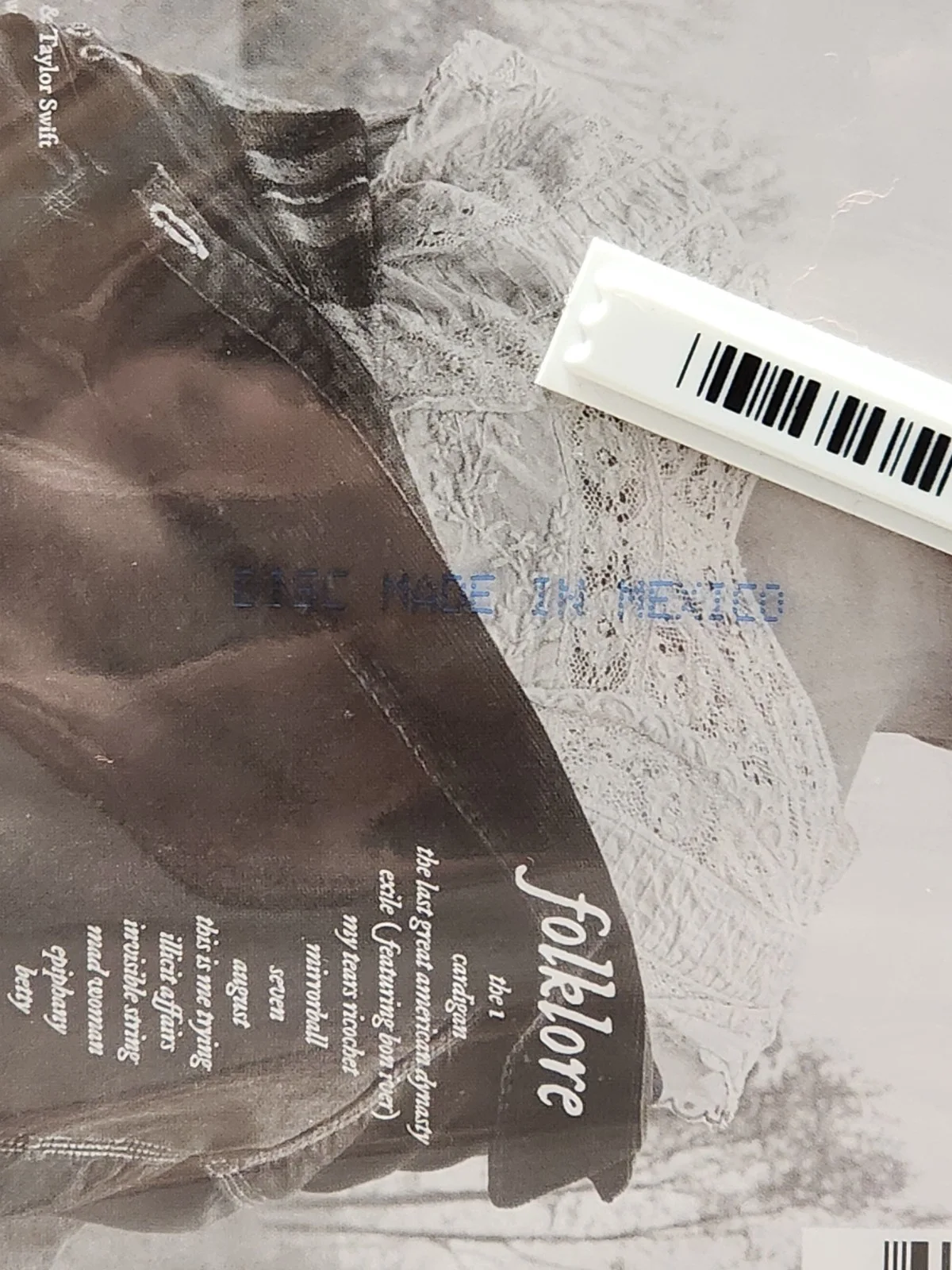 RARE TAYLOR SWIFT FORKLORE SIGNED CD FROM MEXICO DISTRIBUTOR W/❤️ SHAPED SIGNED, image 3