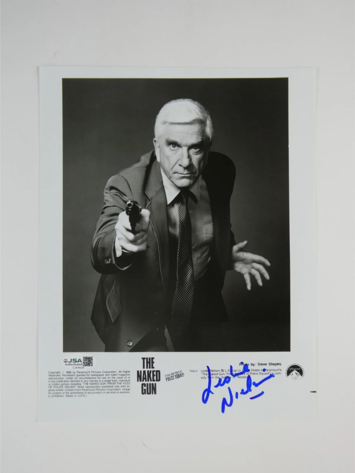Leslie Nielsen — Leslie Nielsen Signed B&W 8x10 Promo Photo The Naked Gun Autographed JSA COA, изображение 2