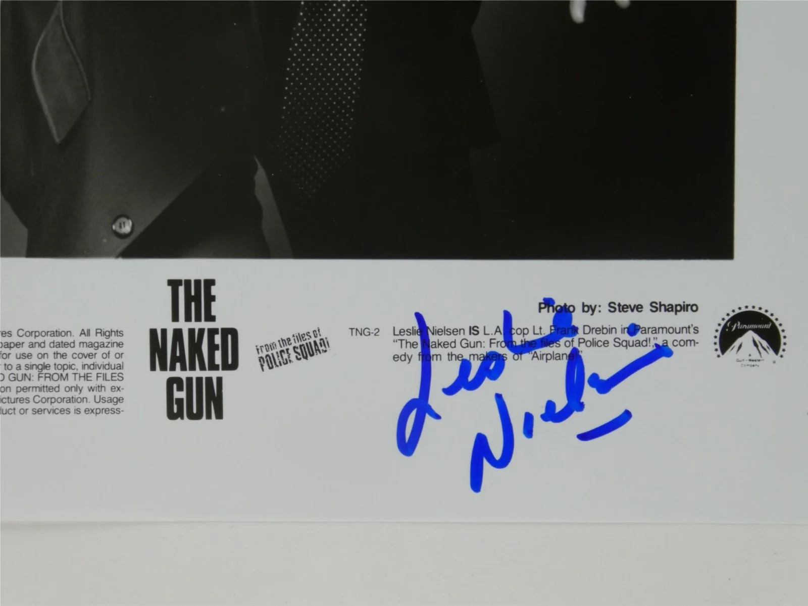 Leslie Nielsen — Leslie Nielsen Signed B&W 8x10 Promo Photo The Naked Gun Autographed JSA COA, изображение 3