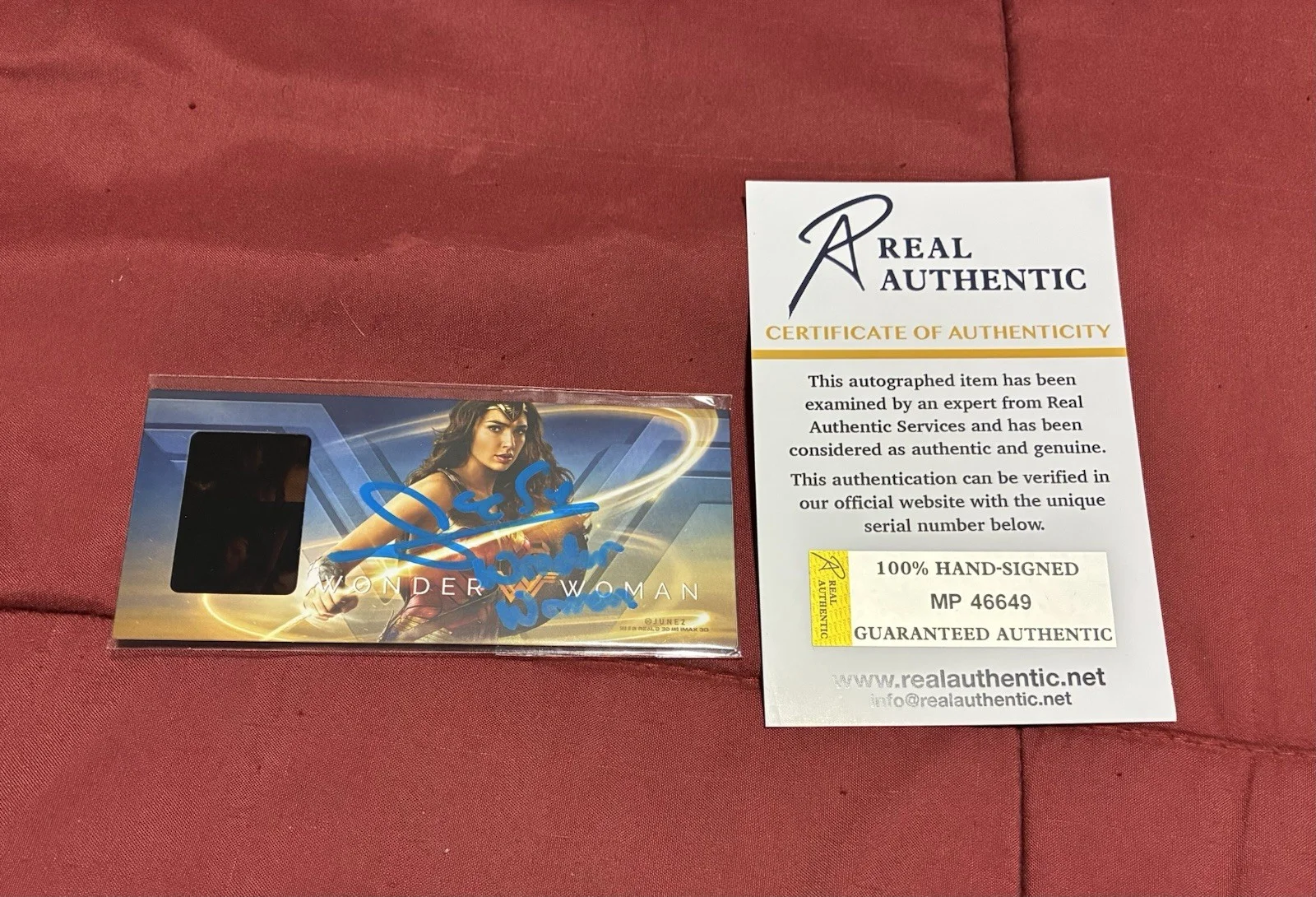 Gal Gadot — Rare Gal Gadot Wonder Woman Autograph Wonder Woman Film Negatives Card w/COA, изображение 2