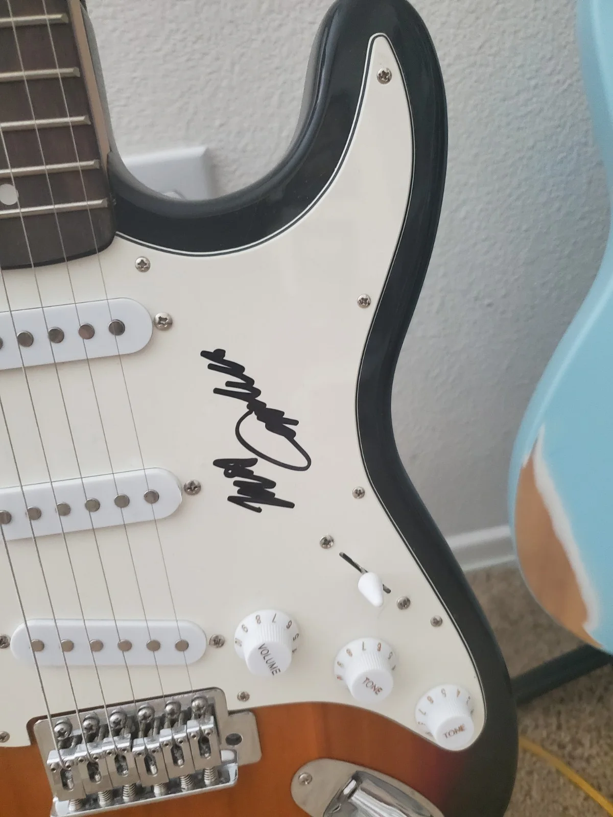 Mike Campbell of Tom Petty and Fleetwood Mac Signed Guitar Huntington With Proof, изображение 2