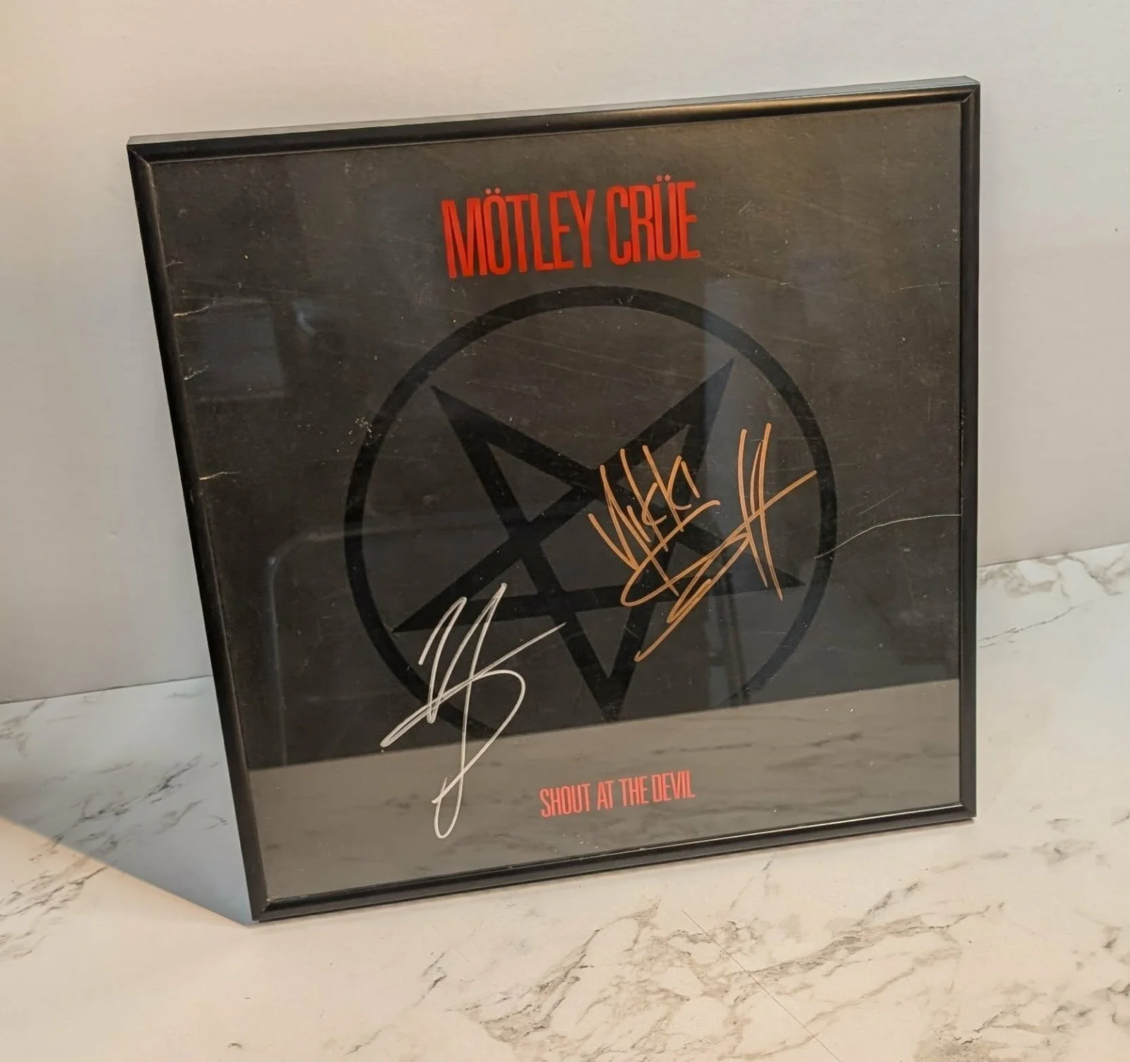 Motley Crue Signed Autographed Shout At The Devil Vinyl Vince Neal & Nikki Sixx, изображение 3