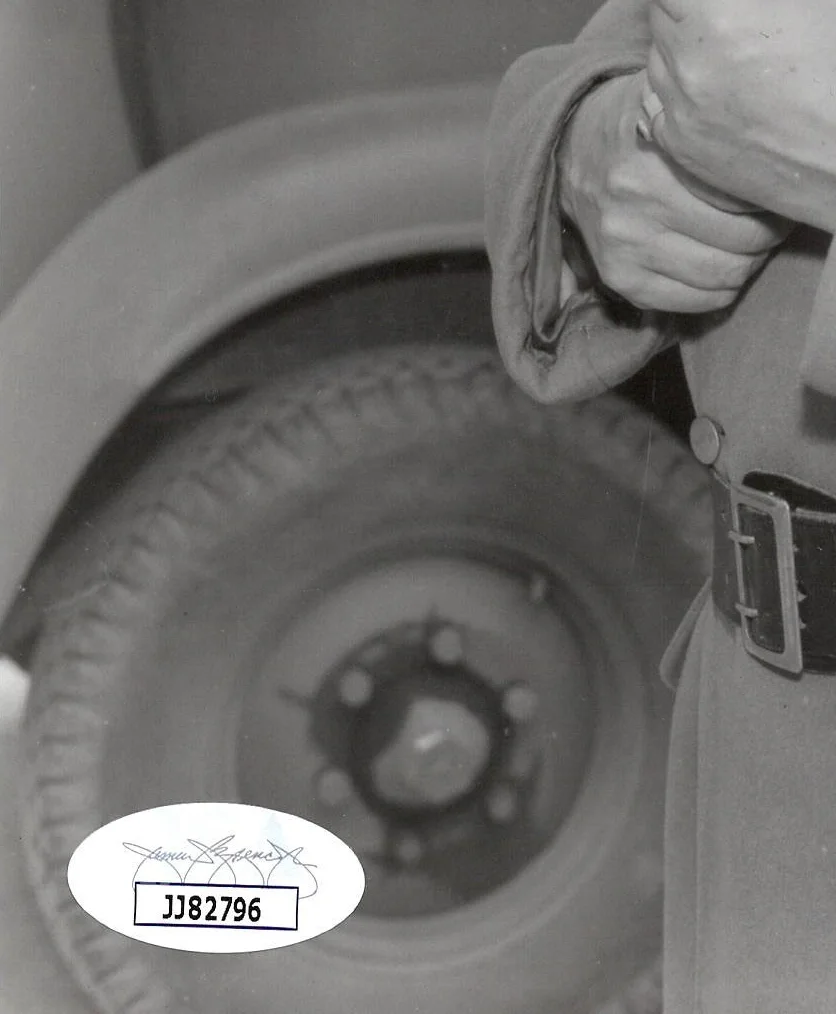Leon Askin — Leon Askin Signed Vintage 8x10 B&W Hogans Heroes Photo - JSA Authentication, изображение 3