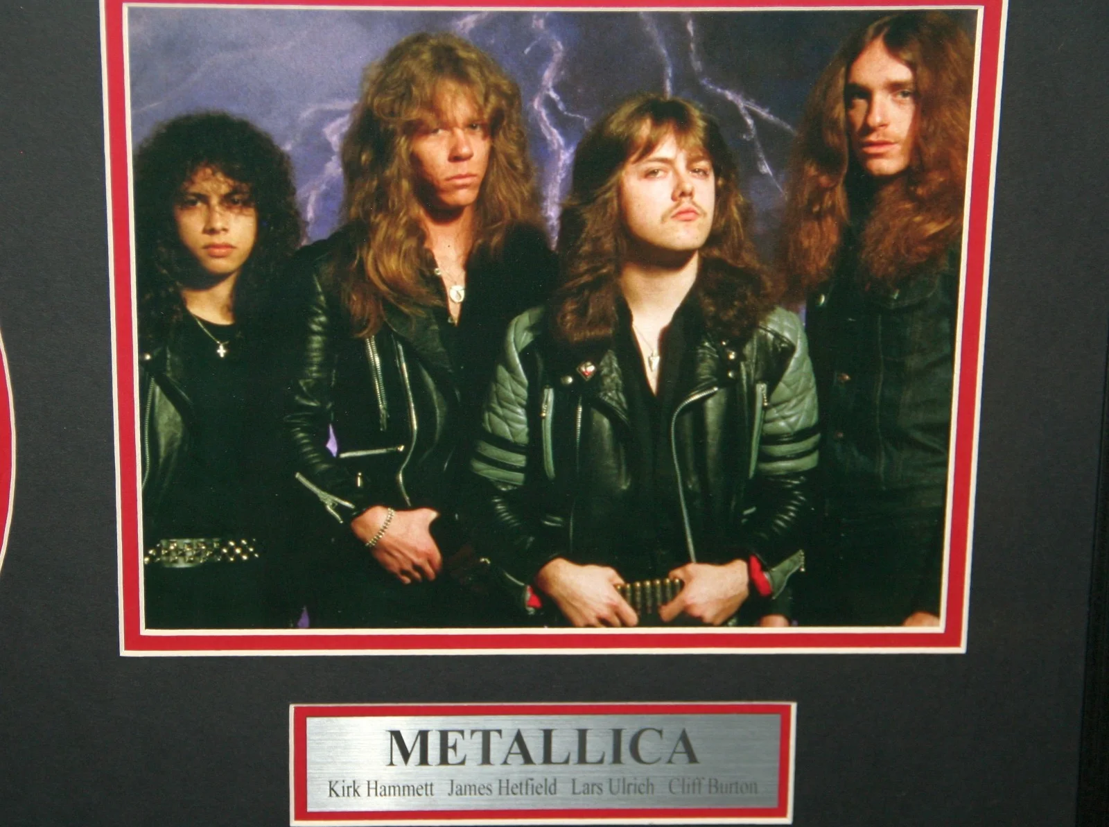 Cliff Burton, Kirk Hammett, Lars Ulrich, James Hetfield — C. Burton J. Hetfield +2 Signed Framed Metallica Kill'Em All Album PSA/DNA LOA, изображение 4