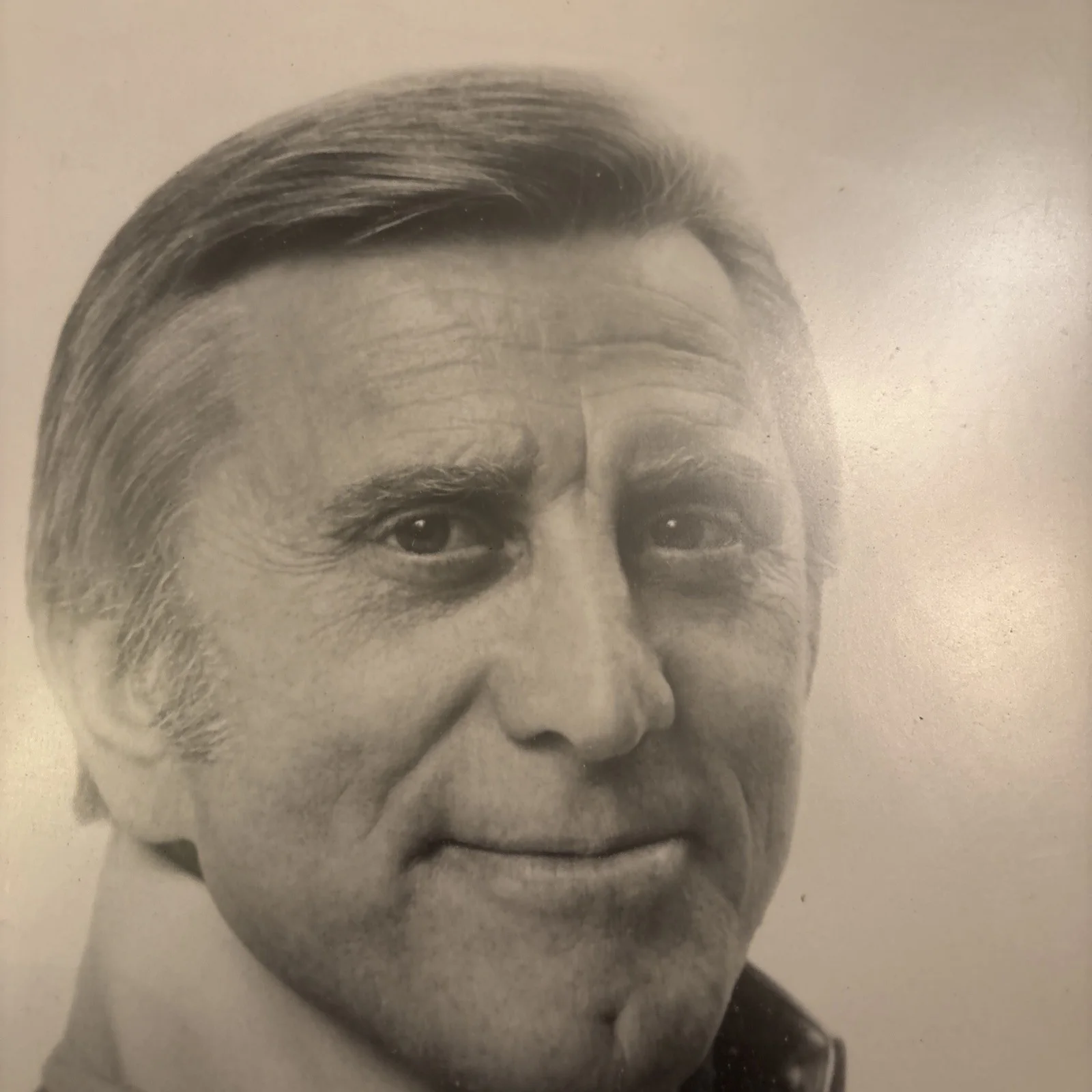 Kirk Douglas — Signed Kirk Douglas Photo Memorabilia 9” X 11”, image 5