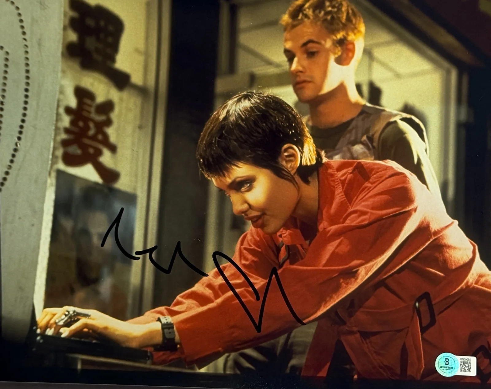 ANGELINA JOLIE — Angelina Jolie Signed 11x14 Photo Hackers Authentic Autograph Beckett