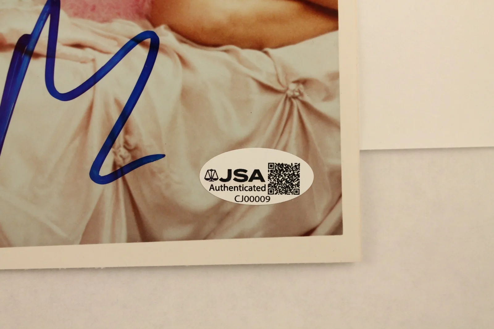 Mike Myers — Mike Myers Austin Powers with Fembots Signed 8x10 Photo JSA Authenticated, изображение 2