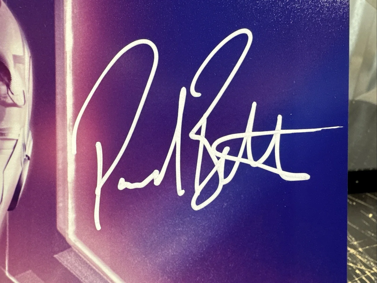 MAS COA PAUL BETTANY SIGNED 8x10 “AVENGERS” PHOTO VISION (b), изображение 2
