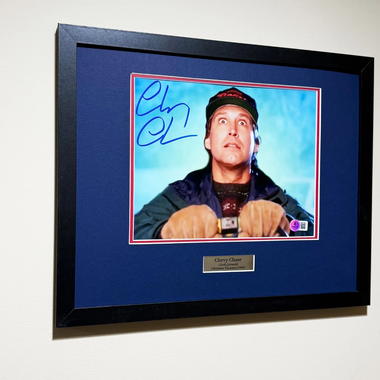 Chevy Chase — CHEVY CHASE SIGNED PHOTO | CHRISTMAS VACATION (1989) | FRAMED | BAS HOLO, изображение 2