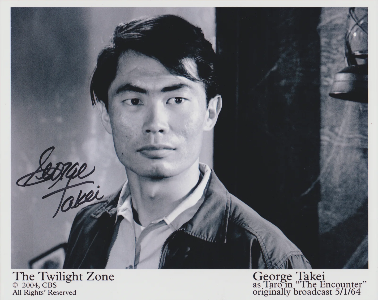 GEORGE TAKEI — GEORGE TAKEI THE TWILIGHT ZONE SIGNED 8X10 B&W PHOTO AUTOGRAPH THE ENCOUNTER