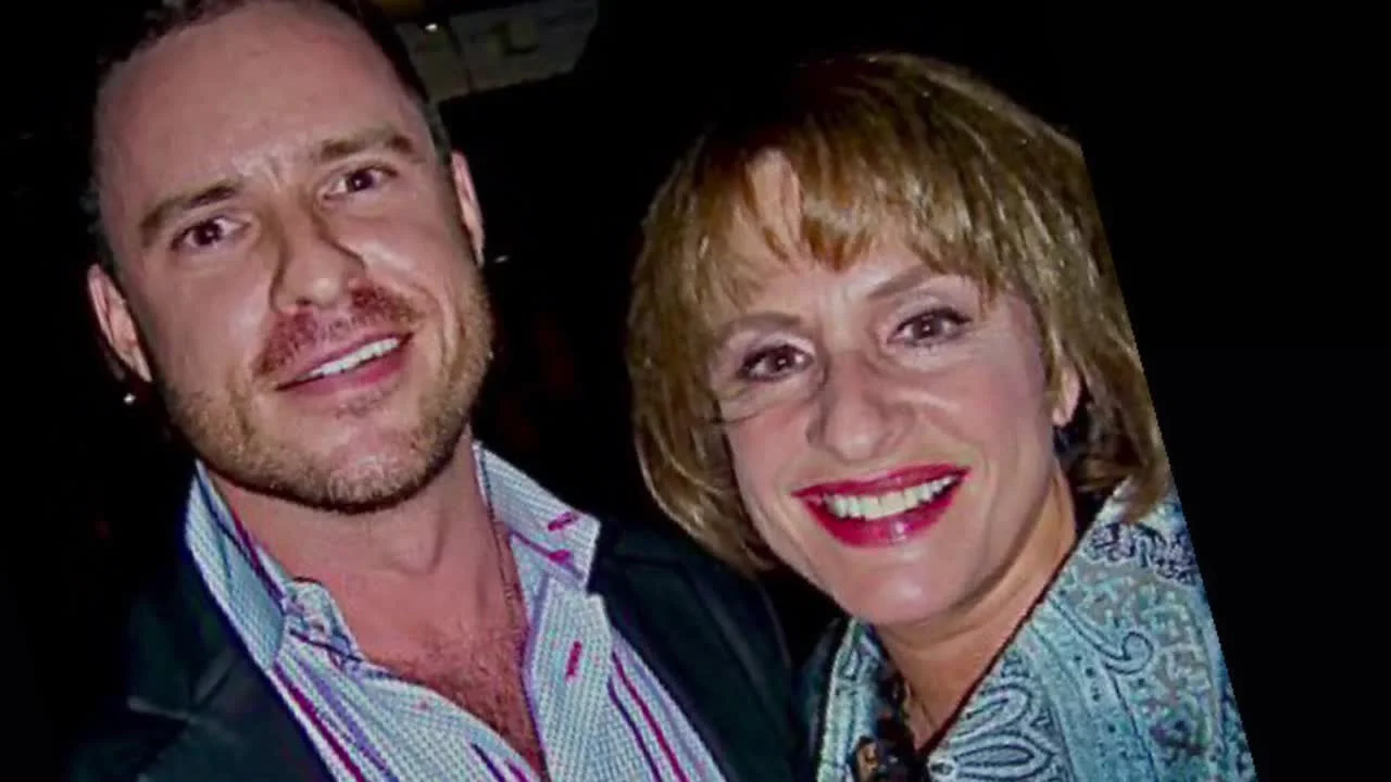 Patti Lupone — Signed First Edition – Patti LuPone: A Memoir (2010) – Barnes & Noble Talkback, image 2
